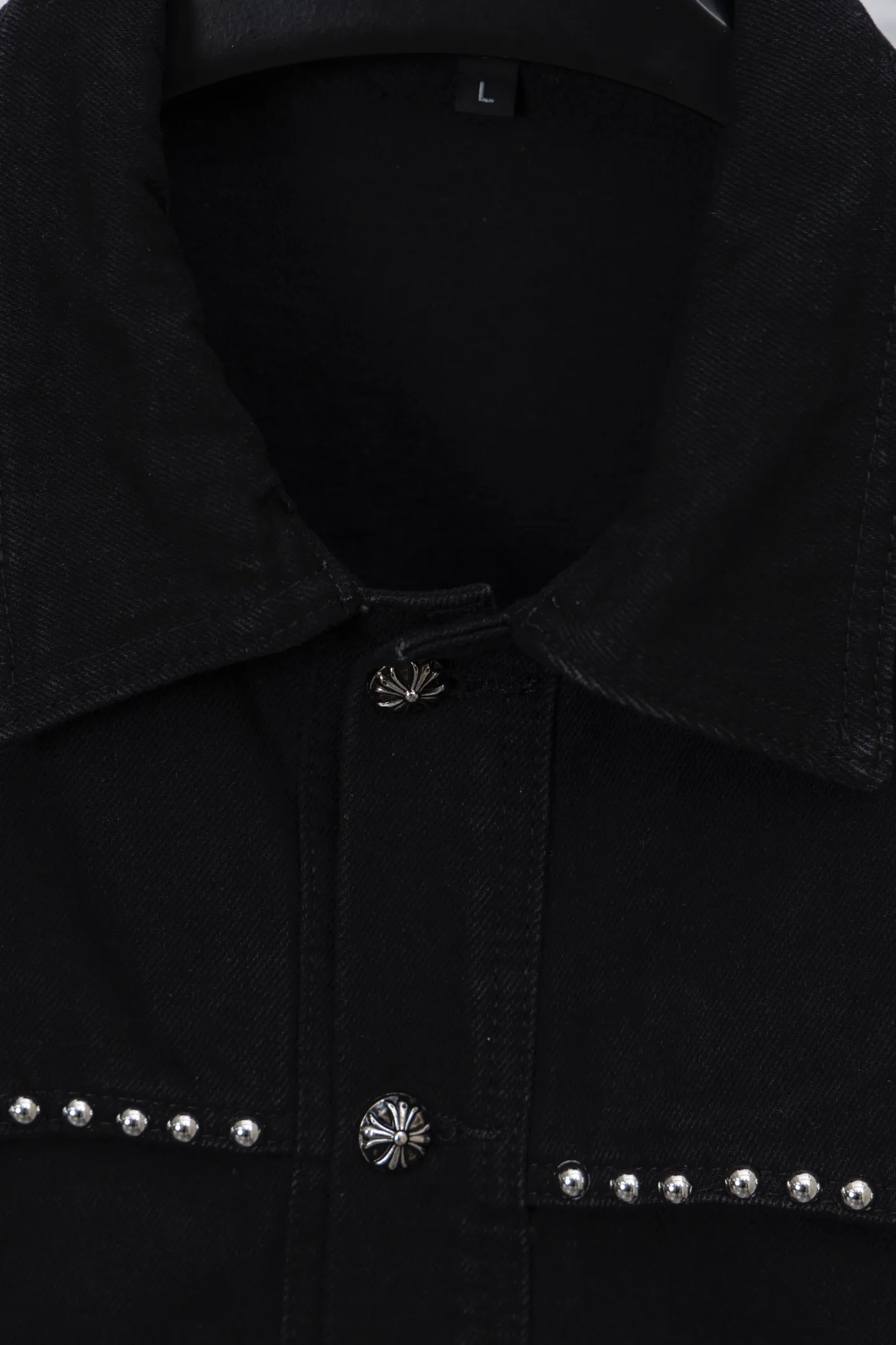 P300 model number/F109 Chrome Hearts Chrome Hearts heavy-duty denim jacket with rivets. The same style as the Internet celebrity star. The cross-printed denim jacket has a unique cross design element and is full of design. It is made of 100% denim cotton fabric with heavy coarse yarn count, which ensures a stiff and tough silhouette while being soft, comfortable and breathable. The lapel is designed with silver buttons and is full of texture. The classic cross logo is all over the dress, making it a perfect versatile style for spring and summer! The original loose version is made of high-quality pure cotton fabrics. The fabric pattern is high-definition and delicate without burrs. It is comfortable and breathable to wear. All the buttons are molded and customized. It is casual and fashionable and can be matched with any bottoms. It can be windproof and sunproof in spring and summer. It can be worn outside in autumn and winter! Easily concave shape makes you look slimmer and taller, perfect for both men and women! Color: Black Version: Loose